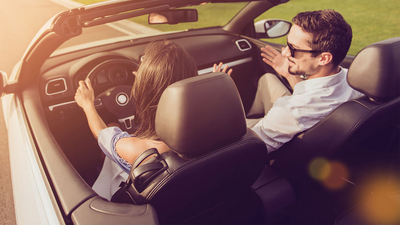 Tagesgeldaktion Pärchen fährt im Cabrio