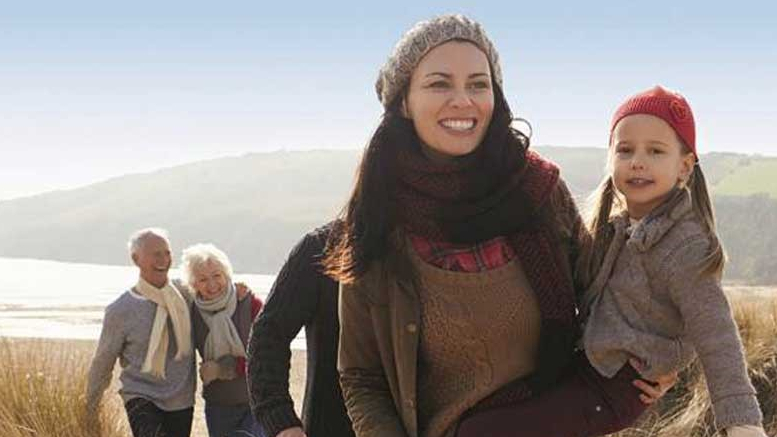 Wünsche erfüllen Familie beim Wandern an der Küste