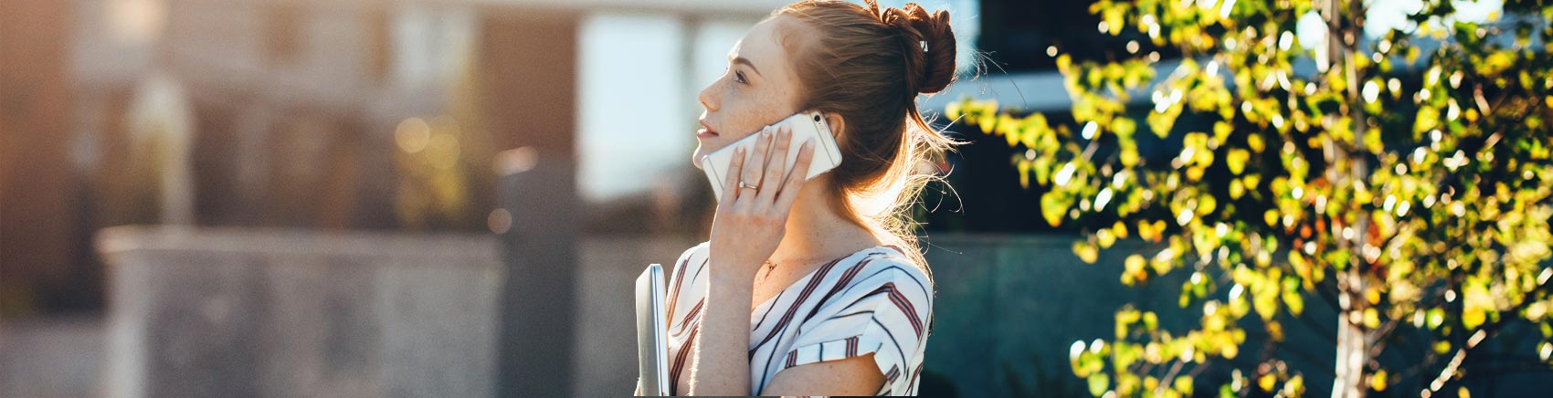 Betriebsvermögen in Firmenkonten anlegen Selbstständige führt ein Telefongespräch